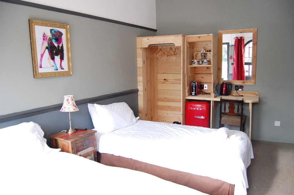 The Pug & Greyhound Hotel Great Glen Ngoại thất bức ảnh